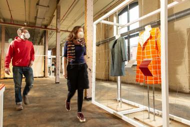 Mit Mund-Nasen-Schutz und vorheriger Anmeldung ist auch der Besuch der Ausstellung &quot;use-less&quot; im Textilwerk Bocholt wieder möglich.&lt;br&gt;Foto: LWL / Betz 