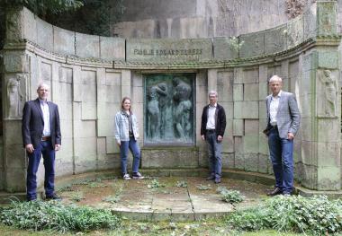 Das erste Arbeitstreffen für die Hagener Denkmaltopographie fand auf dem denkmalgeschützten Buschey-Friedhof statt (v.l.n.r.): Dr. Michael Huyer (LWL), Mirjam Kötter M.A. (Stadt Hagen), Dr. Roland Feitenhansl (Stadt Hagen), Dr. Heinrich Otten (LWL).&lt;br&gt;Foto: LWL 