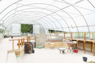 Bei der kostenlosen digitalen Führung "ArchäoWo" geht es ins Grabungscamp des LWL-Archäologiemuseums. In der 200 Quadratmeter großen Grabungslandschaft lernen die Besucher:innen Methoden und Werkzeuge der Archäolog:innen realitätsnah kennen.<br>Foto: LWL/ C. Kniel