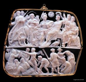 Prachtvolle Gemmen erwarten Besucher:innen in der aktuellen Sonderausstellung<br>Foto: LWL/G. Schmidt