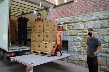 (v.l.) Moritz Dicke, Markus Kotewitsch und Markus Sauerwald (Mitarbeitende der LWL-Gesundheitseinrichtungen im Kreis Soest) beladen den LWL-LKW für die Spenden-fahrt.&lt;br&gt;Foto: LWL 