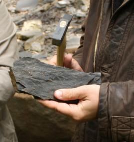 Mit einem Hammer kommen die Teilnehmenden den Geheimnissen des Hettbergs auf die Spur.<br>Foto: LWL / Linke