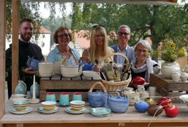 Vorfreude auf den Dalheimer Klostermarkt: Bruder Stephan Oppermann aus der Abtei Maria Laach, Organisatorin Marianne Rosar, LWL-Kulturdezernentin Dr. Barbara Rüschoff-Parzinger, Museumsdirektor Dr. Ingo Grabowsky und Annette Höller, ehrenamtliche Helferin der Abtei (v.l.), haben beim heutigen Pressetermin die ersten Schätze des 17. Klostermarkts vorgestellt.<br>Foto: LWL/Johanna Pietsch