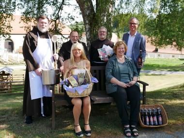 Vorfreude: LWL-Kulturdezernentin Dr. Barbara Rüschoff-Parzinger, Organisatorin Marianne Rosar, Bruder Philipp Heine OFM, Bruder Horst Langer OFM, Bruder Martin Lütticke OFM (Franziskanerkloster Dortmund) und Museumsdirektor Dr. Ingo Grabowsky (v.l.) stellten beim heutigen Pressetermin das kulinarische und spirituelle Angebot der 40 Ordensgemeinschaften und des Klosters Dalheim beim 18. Klostermarkt vor.<br>Foto: LWL/Kristina Schellenberg