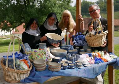 Vorfreude: Schwester Judith, Schwester Caterina sowie die Veranstalter LWL-Kulturdezernentin Dr. Barbara Rüschoff-Parzinger und Museumsdirektor Dr. Ingo Grabowsky (v.l.) blicken dem 16. Dalheimer Klostermarkt freudig entgegen. Beim heutigen Pressetermin stellten die Gäste aus der Benediktinerinnenabtei vom Heiligen Kreuz (Herstelle) die ersten Klosterschätze vor.<br>Foto: LWL/Johanna Pietsch