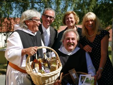 Jubiläum: Bruder Friedrich und Pater Gerhard von der Filiatur der Abtei St. Severin (Ebenweiler) freuen sich gemeinsam mit Museumsdirektor Dr. Ingo Grabowsky, Marianne Rosar (Organisation Klostermarkt) und LWL-Kulturdezernentin Dr. Barbara Rüschoff-Thale (v.l.) auf den 15. Dalheimer Klostermarkt. <br>Foto: LWL/Maria Tillmann