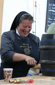 Urgestein des Dalheimer Klostermarkts: Schwester Doris von den Mallersdorfer Schwestern schenkt selbstgebrautes Bier aus.<br>Foto: LWL/Tillmann