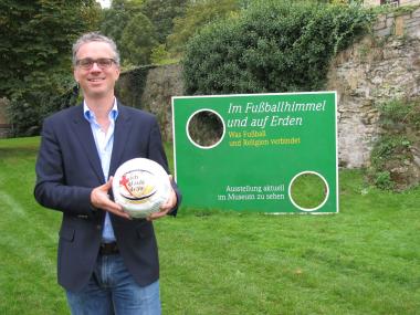 Glaubt dran: Museumsleiter Dr. Ingo Grabowsky vor der Torwand im Klostergarten. <br>Foto: LWL/Fisch