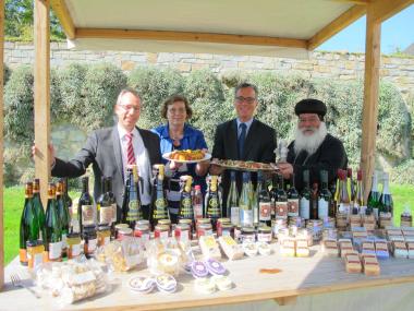 Freuen sich auf den 13. Dalheimer Klostermarkt: LWL-Direktor Mattias Löb, Marktorganisatorin Marianne Rosar, Museumsdirektor Dr. Ingo Grabowsky und der Generalbischof der koptisch-orthodoxen Kirche in Deutschland, Bischof Damian (v.l.).<br>Foto: LWL/Fisch