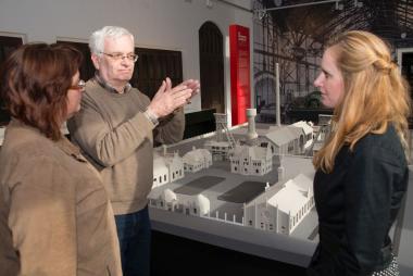 Rainer Miebach führt in Gebärdensprache durch die Zeche Zollern.<br>Foto: LWL / Hudemann
