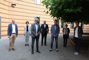 Angeführt von der Therapeutischen Direktorin Gisa Lieweris-Amsbeck (r.) und weiteren Klinikverantwortlichen starten der neue Beiratsvorsitzende Ulrich Langhorst (vorne Mitte l.) und sein Stellvertreter Prof. Dr. Thomas Reinbold (vorne Mitte r.) mit dem LWL-Maßregelvollzugsdezernenten Tilmann Hollweg (l.) zu einer ersten Klinikbesichtigung.<br>Foto: LWL/Schulte-Fischedick