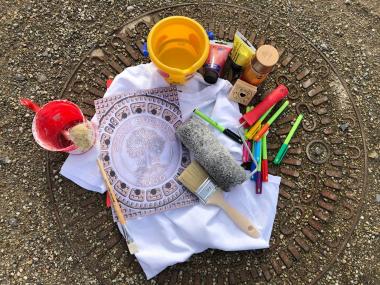 Mit den typischen Bocholter Gullydeckeln und bunter Farbe werden langweilige T-Shirts aufgepeppt.&lt;br&gt;Foto: LWL / Holtkamp-Schlatt 