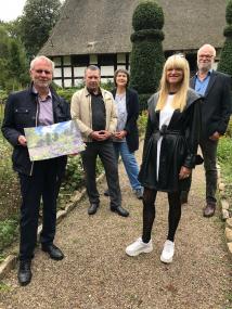 Preisträger Walter  Nitsche (v.l.), freut sich mit Jurymitglied Herbert Gruber, Gefion Apel, stellvertretende Leiterin des LWL-Freilicht-museum Detmold, LWL-Kulturdezernentin Dr. Barbara Rüschoff-Parzinger und Jurymitglied Udo Woltering.<br>Foto: LWL/Freigang