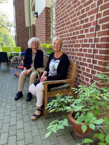 Reinhild Spanke (links) und Christiane Böhm (rechts) freuen sich nach langer Pause wieder auf gemeinsame Austausche mit Angehörigen von Demenzkranken um für Aufklärung und Entlastung sorgen zu können.&lt;br&gt;Foto: LWL 