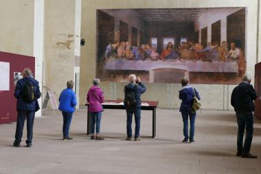 In der eindrucksvollen Atmosphäre der ehemaligen Klosterkirche setzt die Dalheimer Ausstellung "Leonardo. Das letzte Abendmahl" das weltberühmte Wandbild aus dem Kloster Santa Maria delle Grazie Mailand originalgetreu in Szene.<br>Foto: LWL/Katharina Kruck
