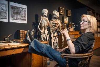 Schauspielerin Beate Reker geht an diesem literarischen Abend im LWL-Museum für Naturkunde den großen Fragen der Menschheit nach.&lt;br&gt;Foto: LWL/Steinweg 