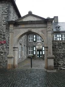 Schauseite des Torbogens mit der wiederhergestellten Jakobsmuschel im Giebel nach der Restaurierung.<br>Foto: LWL/Funke