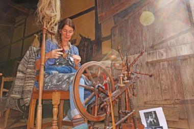 Bei den Flachstagen im LWL-Freilichtmuseum Detmold wird gezeigt, wie aus Flachs nach und nach Leinen entsteht.&lt;br&gt;Foto: LWL/Jähne 