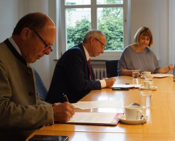 In der Geschäftsstelle der Stiftung Westfalen-Initiative treffen sich zur Vertragsunterzeichnung die Vorsitzenden Stephanie Krause (lagfa NRW), Matthias Löb (WHB), und Dr. Hans Moormann (SWI) (v.r.n.l)&lt;br&gt;Foto: SWI 