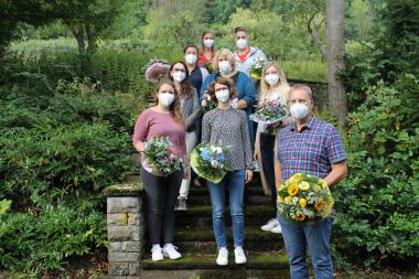 Als Anerkennung für das ehrenamtliche Engagement hat Andrea Engelmann, Leiterin des LWL-Wohnverbundes Marsberg, dem Team Kollegiale Hilfe Blumensträuße überreicht:: (l. außen) Lisa Vollbracht, Andrea Engelmann, Vanessa Priebe, Silke Berke, (Mitte) Silke Köster, Ivonne van Oyen, (r. außen) Stephan Fahle, Annika Stute, Pamela Wüst.&lt;br&gt;Foto: LWL 