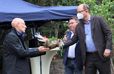 Dr. Patrick Debbelt (Mitte) und Prof. Jens Bothe (rechts) von der Betriebsleitung der LWL-Klinik Hemer verabschieden Werner Saßenbach, den langjährigen stellvertretenden Leiter des LWL-Wohnverbundes Hemer.&lt;br&gt;Foto: LWL/Wyludda 
