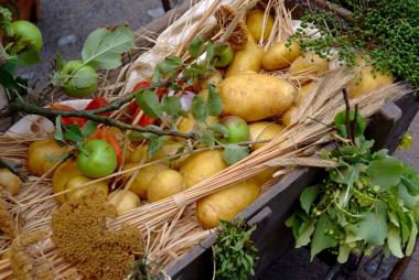 Beim Kartoffelfest können Besucher:innen Stockbrot backen und goldgelbe Kartoffeln mit Quark genießen.&lt;br&gt;Foto: LWL/Ziegelei Lage 