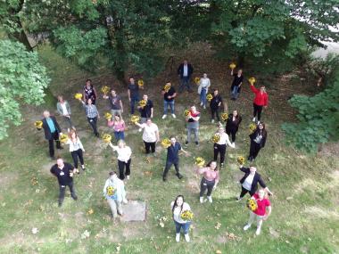 Die frisch gebackenen Gesundheits- und Krankenpfleger:innen zusammen mit ihren Ausbilder:innen im Garten der LWL-Akademie für Gesundheits- und Pflegeberufe.&lt;br&gt;Foto: LWL/Herstell 