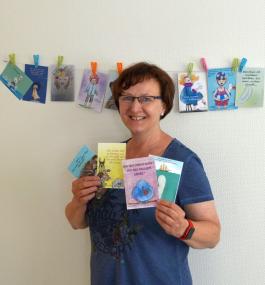 Ilona Betker malt Mutmach-Karten.&lt;br&gt;Foto: LWL/Seifert 