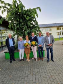 LWL-Maßregelvollzugsdezernent Tilmann Hollweg und die Kaufmännische Direktorin der Haldemer Klinik, Barbara Steinmeyer, (v.l) gratulierten Kai Abruszat und Heike Hachmann (Mitte) zusammen mit Pflegedirektor Stefan Schuchardt und Ingbert Rinklake, Ärztlicher Direktor der LWL-Klinik.&lt;br&gt;Foto: LWL 