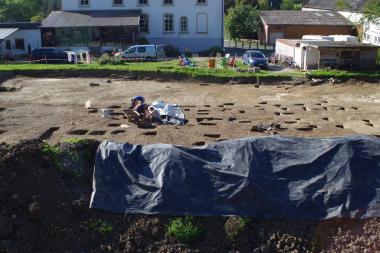 Blick auf das Grabungsgelände direkt hinter dem bestehenden Gebäude der Oase Friedrichsgrund.<br>Foto: Goldschmidt Archäologie & Denkmalpflege/Rafael Roth