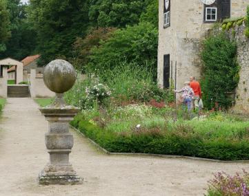 Vom Mittelalter über die Frühe Neuzeit bis in die Gegenwart: Die Dalheimer Klostergärten bieten eine Vielzahl an Heil-, Zier-, Nutz- und Symbolpflanzen.&lt;br&gt;Foto: LWL/Katharina Kruck 