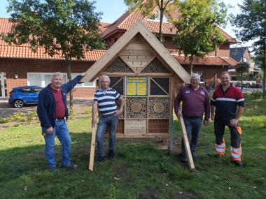 Der Arbeitspädagoge der LWL-Klinik Schloss Haldem, Ingo Jacob, (v.l.) stellte gemeinsam mit Bruno Matzke und Axel Lustig vom Hüder Dorfverein und Bernd Heuchel (Bauhof Samtgemeinde Altes Amt Lemförde) am Dorfgemeinschaftshaus in Hüde ein Insektenhotel auf.&lt;br&gt;Foto: LWL 