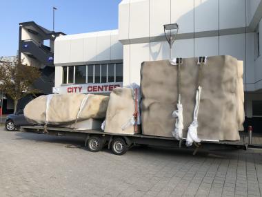 Die großen "Steine" für die neue Sonderausstellung "Stonehenge"kommen im LWL-Archäologiemuseum an.<br>Foto: LWL/ T. Malter