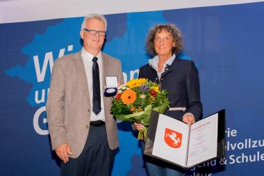 Andreas Suermann, Zweiter stellvertretender Vorsitzender der LWL-Landschaftsversammlung, überreicht Barbara Merten die Freiherr-vom-Stein-Medaille in Silber (v.l.). &lt;br&gt;Foto: LWL 