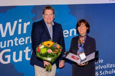 Kai Abruszat, Dritter stellvertretender Vorsitzender der LWL-Landschaftsversammlung, zeichnet Monika Schnieders-Pförtzsch mit der Freiherr-vom-Stein-Medaille in Silber aus (v.l.). &lt;br&gt;Foto: LWL 
