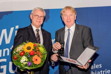 Klaus Baumann, Vorsitzender der LWL-Landschaftsversammlung, zeichnet Wilhelm Strüwer mit dem Ehrenring aus (v.l.). &lt;br&gt;Foto: LWL 