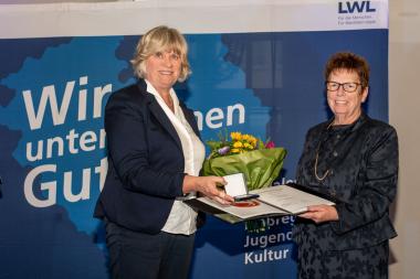 Gertrud Welper, Erste stellvertretende Vorsitzende der LWL-Landschaftsversammlung, überreicht Christiane Krause die Freiherr-vom-Stein-Medaille in Silber (v.l.). &lt;br&gt;Foto: LWL 