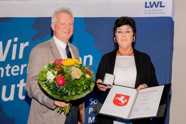 Andreas Suermann, Zweiter stellvertretender Vorsitzender der LWL-Landschaftsversammlung, überreicht Angelika Dümenil die Freiherr-vom-Stein-Medaille in Silber (v.l.). &lt;br&gt;Foto: LWL 