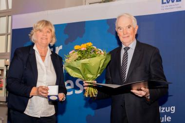 Gertrud Welper, Erste stellvertretende Vorsitzende der LWL-Landschaftsversammlung, überreicht Gerhard Henrichsmeier die Freiherr-vom-Stein-Medaille in Silber (v.l.). &lt;br&gt;Foto: LWL 