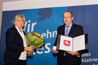 Gertrud Welper, Erste stellvertretende Vorsitzende der LWL-Landschaftsversammlung, überreicht Thomas Gemke die Freiherr-vom-Stein-Medaille in Silber (v.l.). &lt;br&gt;Foto: LWL 