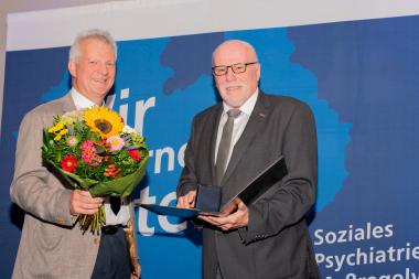 Andreas Suermann, Zweiter stellvertretender Vorsitzender der LWL-Landschaftsversammlung, überreicht Winfried Kaup die Freiherr-vom-Stein-Medaille in Silber (v.l.). &lt;br&gt;Foto: LWL 