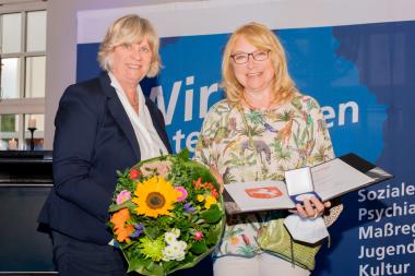 Gertrud Welper, Erste stellvertretende Vorsitzende der LWL-Landschaftsversammlung, überreicht Ursula Lindstedt die Freiherr-vom-Stein-Medaille in Silber (v.l.). &lt;br&gt;Foto: LWL 