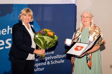 Gertrud Welper, Erste stellvertretende Vorsitzende der LWL-Landschaftsversammlung, überreicht Birgit Sandkühler die Freiherr-vom-Stein-Medaille in Silber (v.l.). &lt;br&gt;Foto: LWL 