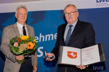 Andreas Suermann, Zweiter stellvertretender Vorsitzender der LWL-Landschaftsversammlung, überreicht Frank Beckehoff die Freiherr-vom-Stein-Medaille in Silber (v.l.). &lt;br&gt;Foto: LWL 