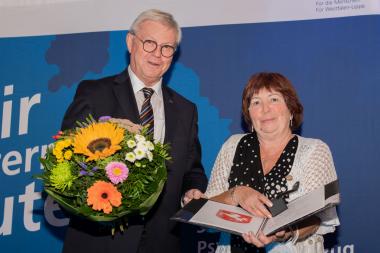 Klaus Baumann, Vorsitzender der LWL-Landschaftsversammlung, zeichnet Ursula Ecks mit dem Ehrenring aus (v.l.). &lt;br&gt;Foto: LWL 