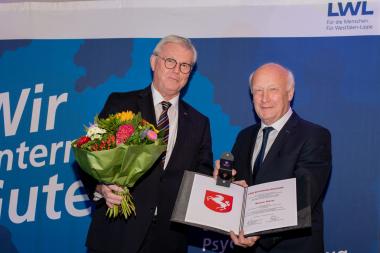 Klaus Baumann, Vorsitzender der LWL-Landschaftsversammlung, zeichnet Benno Hörst mit dem Ehrenring aus (v.l.). &lt;br&gt;Foto: LWL 