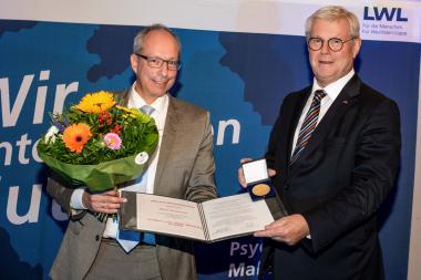 LWL-Direktor Matthias Löb überreicht Klaus Baumann, Vorsitzender der LWL-Landschaftsversammlung, die Freiherr-vom-Stein-Medaille in Gold (v.l.). &lt;br&gt;Foto: LWL 