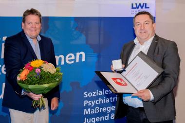 Kai Abruszat, Dritter stellvertretender Vorsitzender der LWL-Landschaftsversammlung, zeichnet Dr. Axel Lehmann mit der Freiherr-vom-Stein-Medaille in Silber aus (v.l.). &lt;br&gt;Foto: LWL 