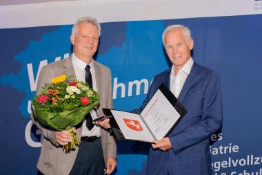 Andreas Suermann, Zweiter stellvertretender Vorsitzender der LWL-Landschaftsversammlung, überreicht Gerhard Stauff die Freiherr-vom-Stein-Medaille in Silber (v.l.). &lt;br&gt;Foto: LWL 