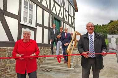 Jutta Fick (l.) und LWL-Direktor Matthias Löb (r.) haben das Haus Stöcker am 19. September offiziell eröffnet. Im Hintergrund: Museumsdirektor Prof. Dr. Jan Cars-tensen (v. l.), Sandra Hoeritzsch und Dr. Hubertus Michels vom LWL-Freilichtmuseum Detmold.&lt;br&gt;Foto: LWL/Jähne. 
